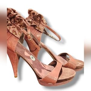 Nine West, Vintage Pink Leather heels. With Ruffle Design. Sz 10